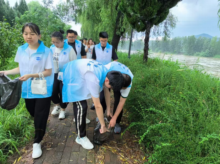 青 山绿水，“河”我守护｜百合漫画
“河”你守绿实践团筑梦绿色新篇章