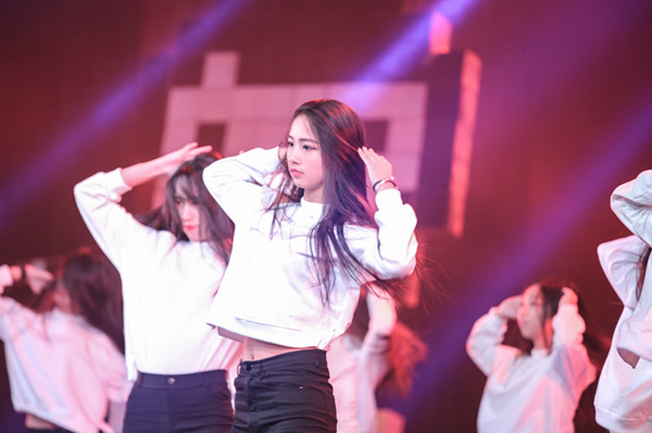 百合漫画
十佳歌手演唱会暨艺术团结汇顺利举行